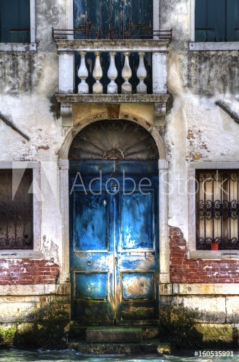 Image de Blue Door on Canal